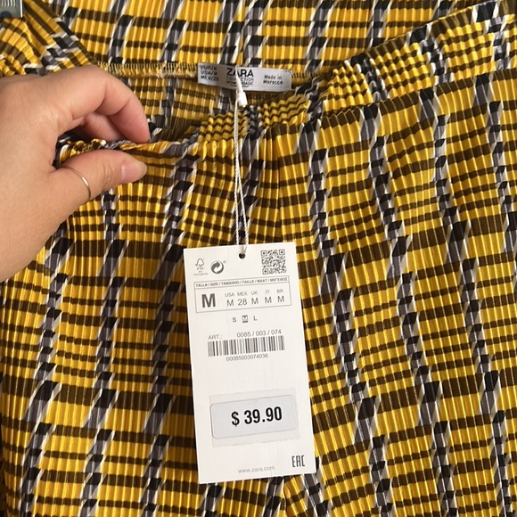 Pleated Yellow Plaid Flare Pants (2018) - Picture 5 of 5